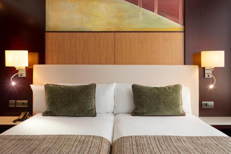 Premium Triple Room image 3