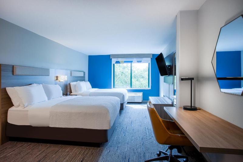 Standard Room with Two Queen Beds image 4