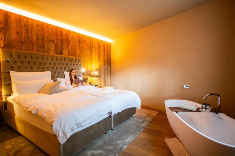 Comfort Suite with Spa Bath and Garden  image 1