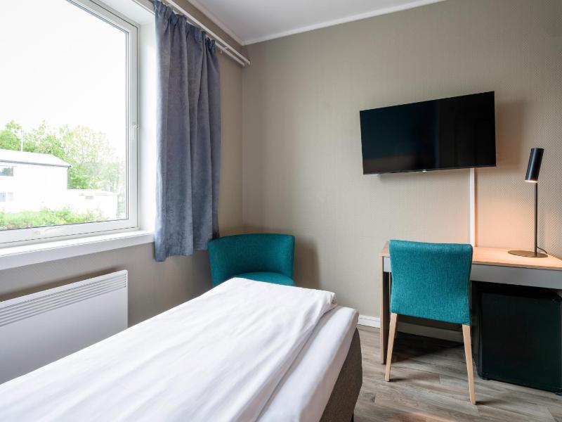 Compact Single Room image 3
