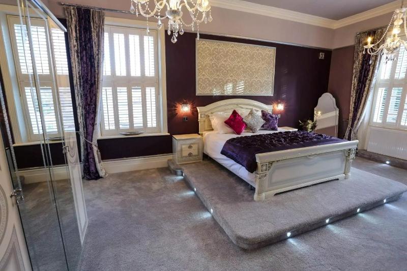 Derby Manor - image 14