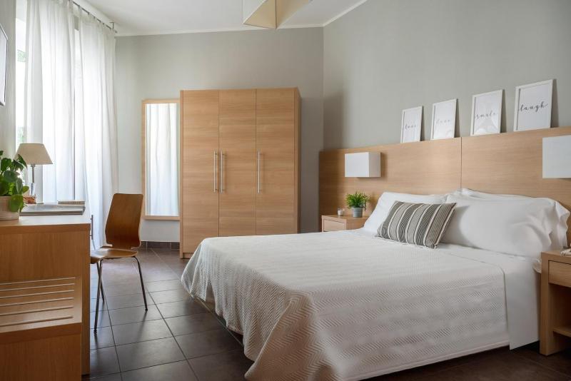 Standard Double Room image 3