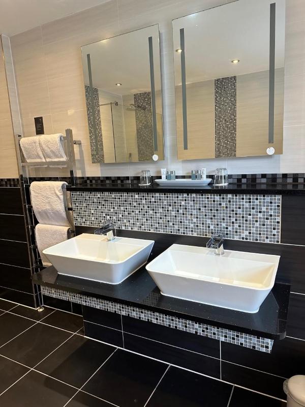 Large Executive Room image 3