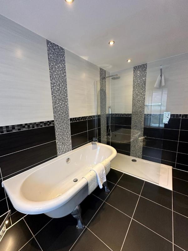 Large Executive Room image 2