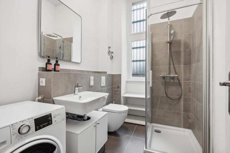 Comfy 2 Bedroom Apartment Charlottenburg - image 2