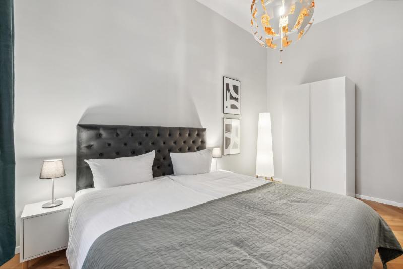 Comfy 2 Bedroom Apartment Charlottenburg - image 12