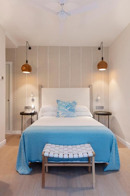 Twin Room (1 Adult) image 1
