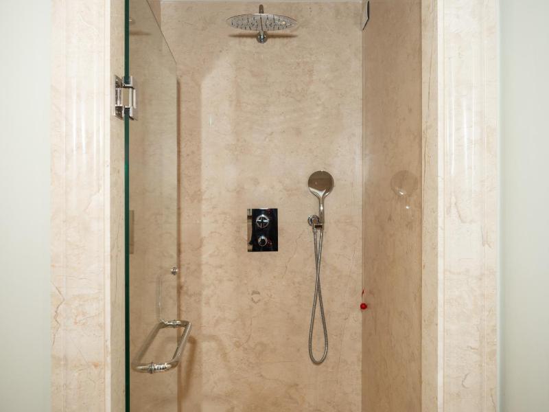 Standard Twin Room image 4
