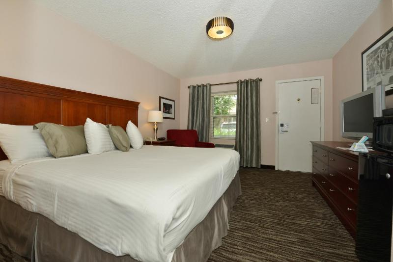King Suite with Hot Tub - Non-Smoking image 2