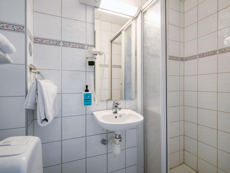 Compact Single Room image 4