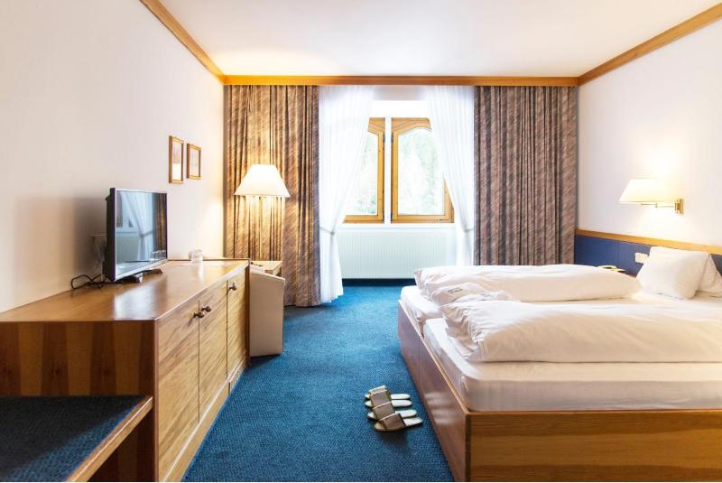 Standard Double or Twin Room image 4