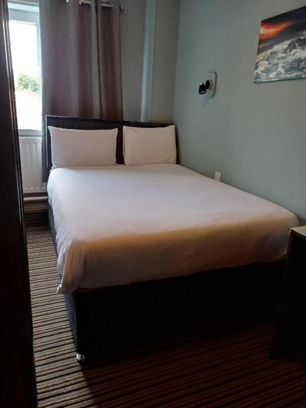 Standard Double Room image 3