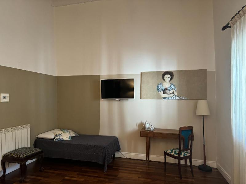 Large Double Room image 3