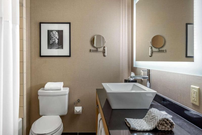 Queen Suite with Two Queen Beds - Non-Smoking image 2