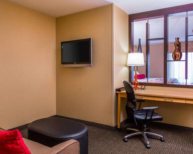 Queen Suite with Two Queen Beds - Non-Smoking image 2