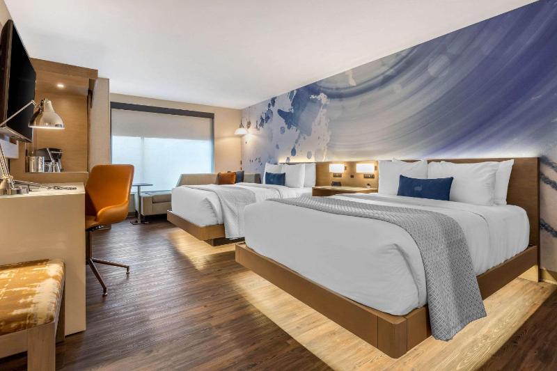 Queen Room with Two Queen Beds - Non-Smoking image 1