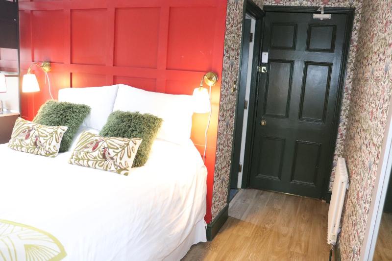 Classic Double Room image 4