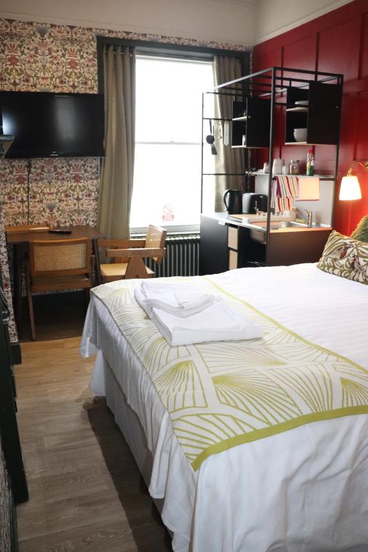Classic Double Room image 2