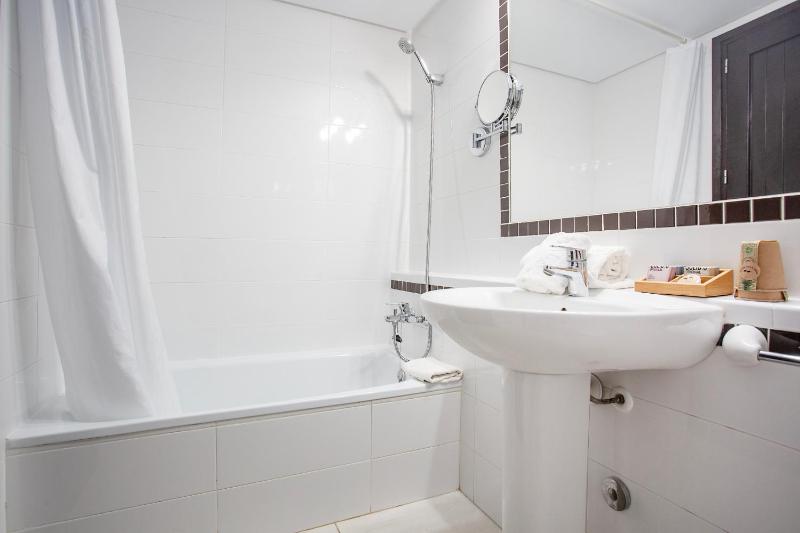 Double Room with Sea View image 4
