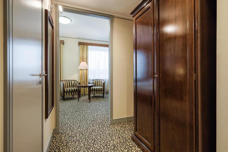 Large Double Room image 3