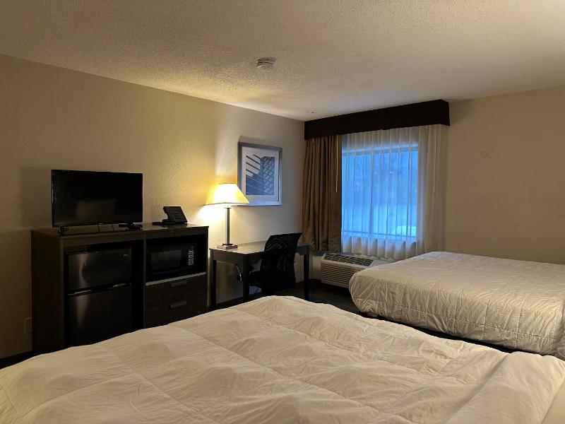 Standard Queen Room with Two Queen Beds image 4