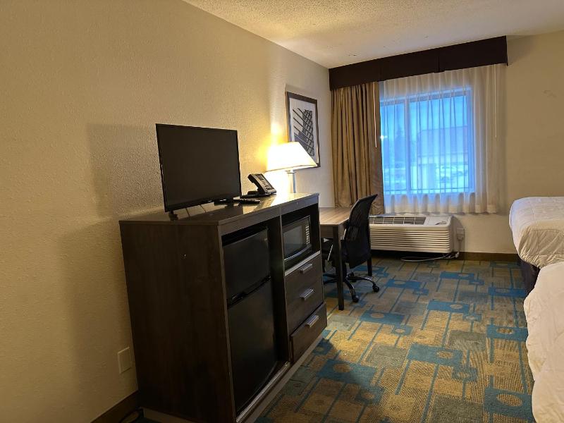 Queen Room with Two Queen Beds image 3