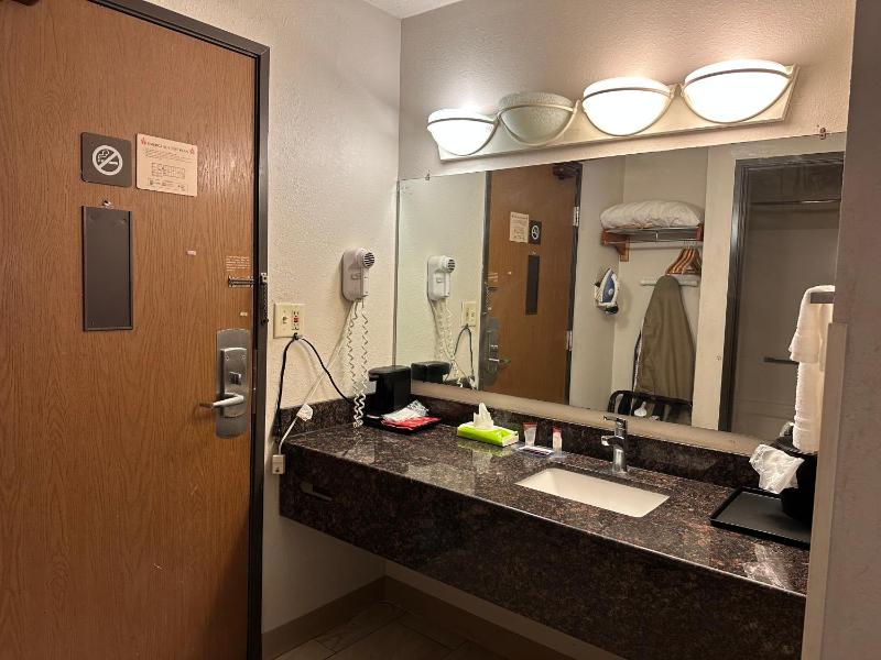 Standard King Room image 2