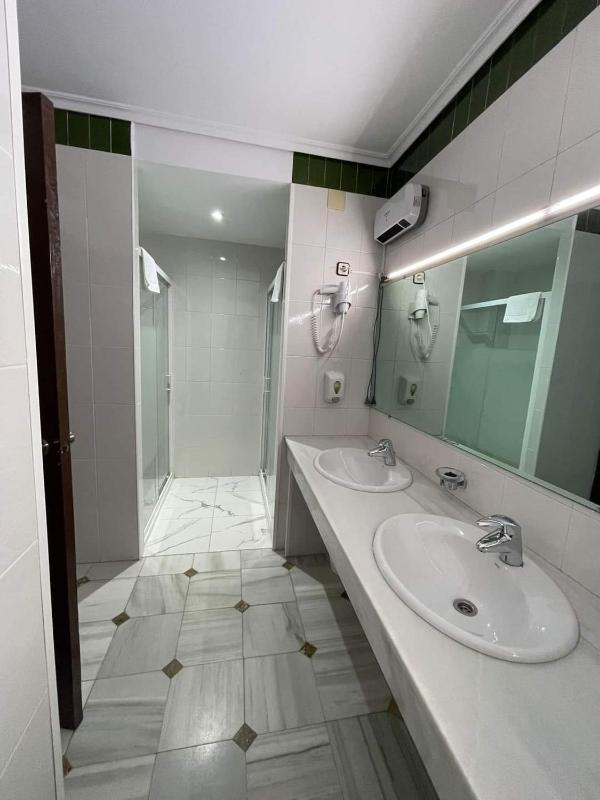 Basic Triple Room with Shared Bathroom image 2
