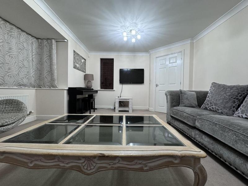 Modern Detached Home - Warwick Uni - Parking - image 13