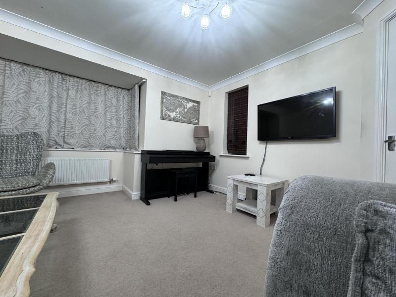 Modern Detached Home - Warwick Uni - Parking - image 18