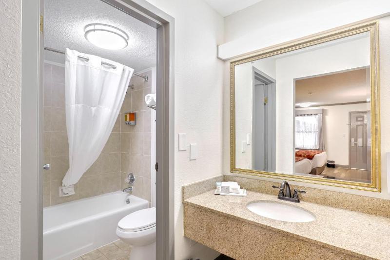 King Room with Pool View - Non-Smoking image 4