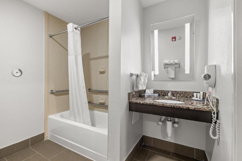 Queen Room with Two Queen Beds - Accessible/Non-Smoking  image 4