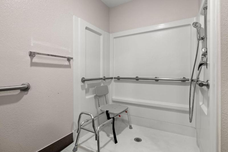 King Room - Accessible/Non-Smoking image 3