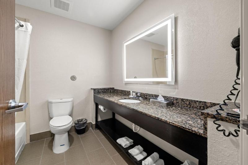Queen Room with Two Queen Beds with Shower image 4