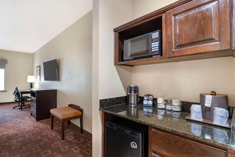 Queen Room with Two Queen Beds  and Bath Tub - Disability Access image 3