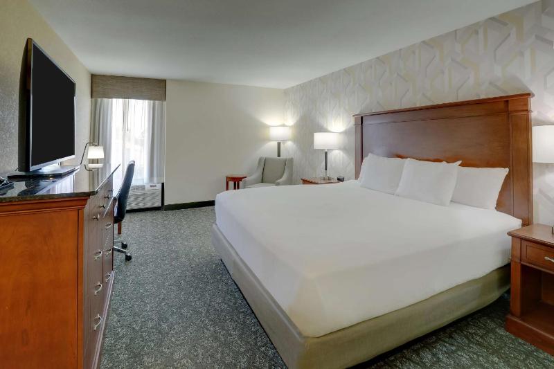 Deluxe King Room – High Floor image 3