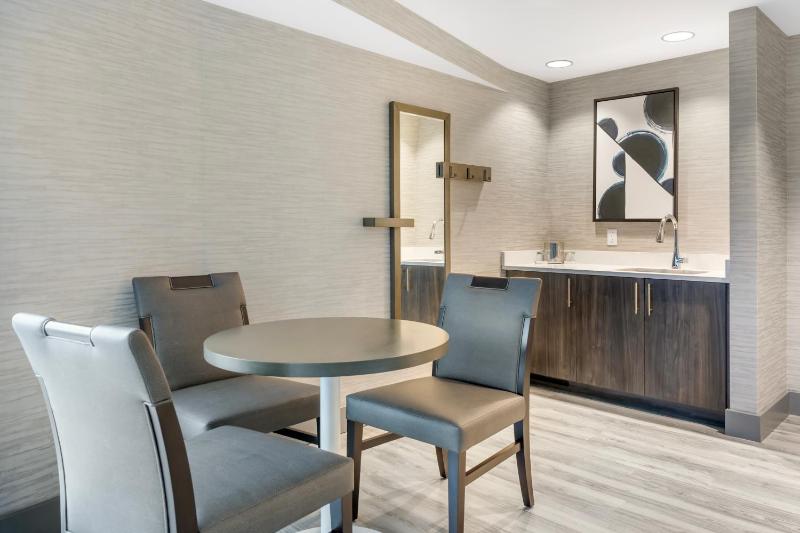 King Suite - Non Smoking image 4