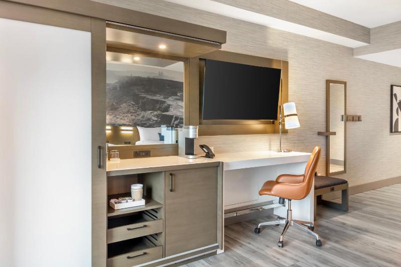 Quadruple Room with Two Queen Beds - Disability Access/Non Smoking image 3