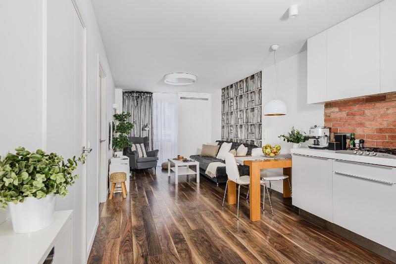 Deluxe One-Bedroom Apartment - 16/22 Grzybowska Street image 1