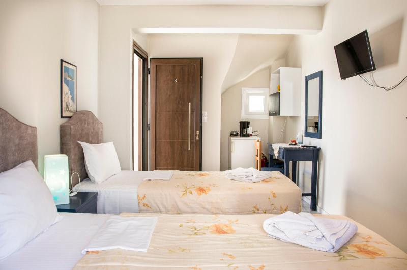 Twin Room image 4