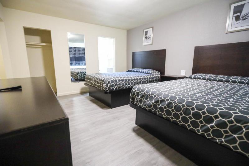 Double Room with Two Double Beds image 4