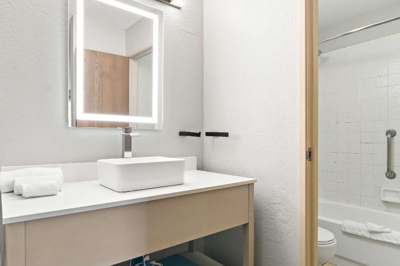 Double Room with Two Double Beds - Non-Smoking image 3
