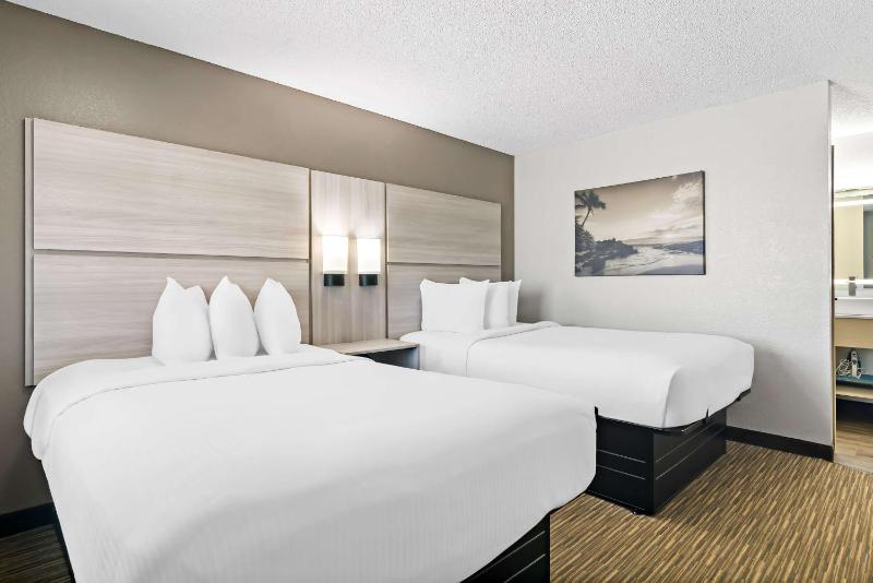 Suite with Two Double Beds and Sofa Bed image 3