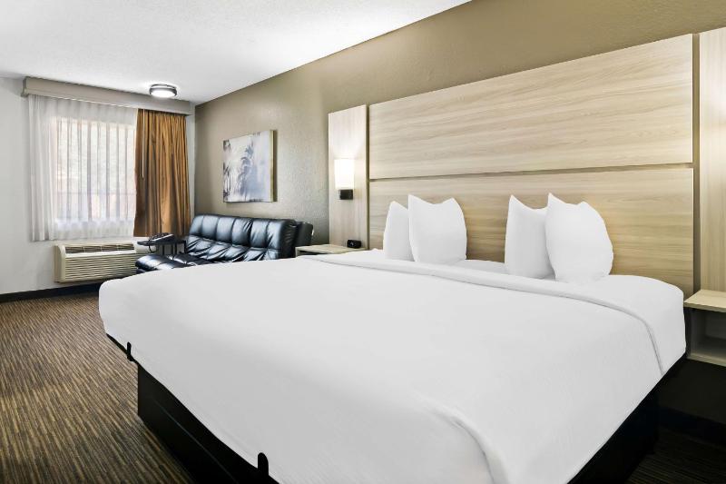 King Suite - Non-Smoking image 2