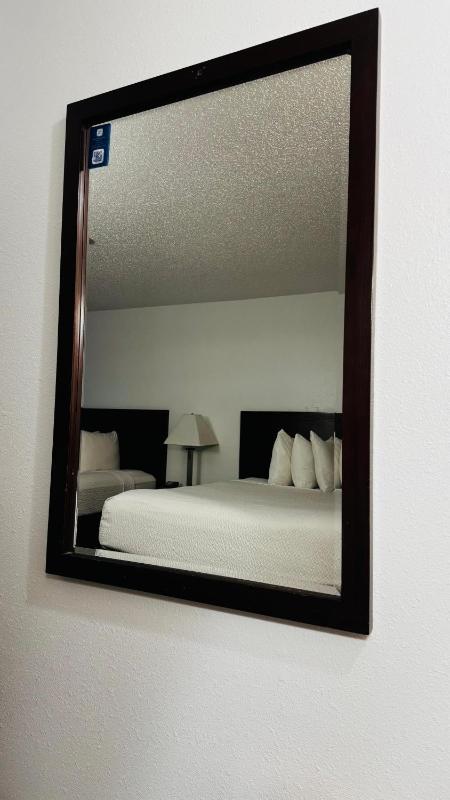 Queen Room with Two Queen Beds - Non-Smoking image 2