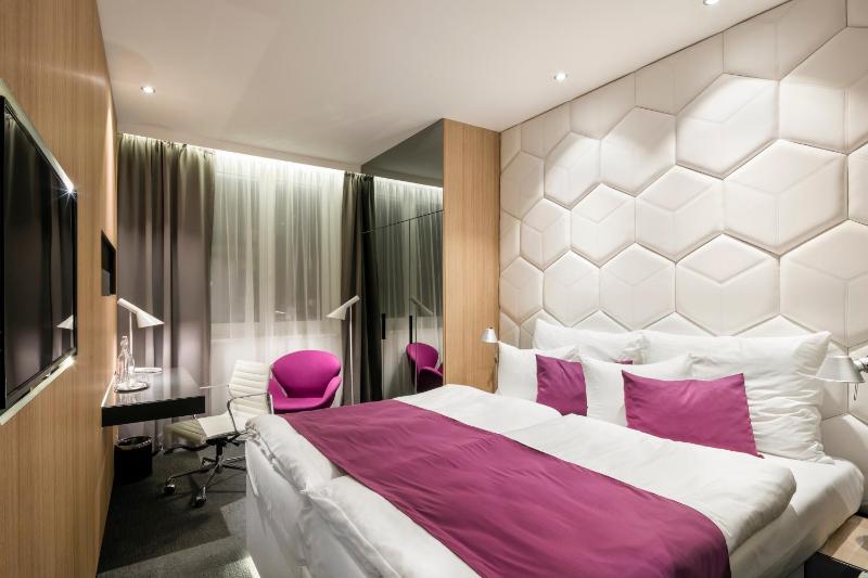 Superior Double or Twin Room with Spa Bath image 3