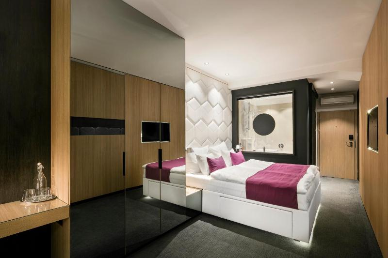 Superior Double or Twin Room with Spa Bath image 4