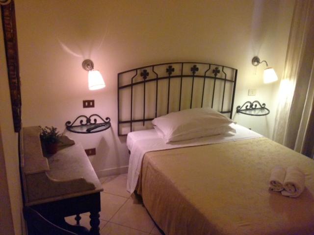 Small Double Room image 3