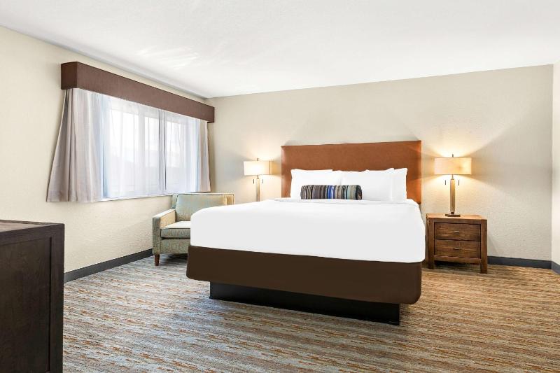 One-Bedroom King Suite with Sofa Bed image 1