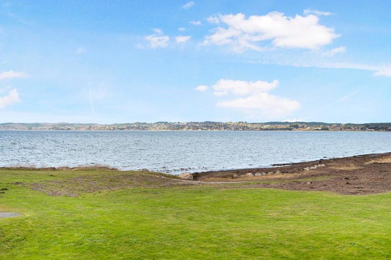 Beautiful First-Row Apartment With Stunning Panoramic Views Of Ebeltoft Cove - image 2